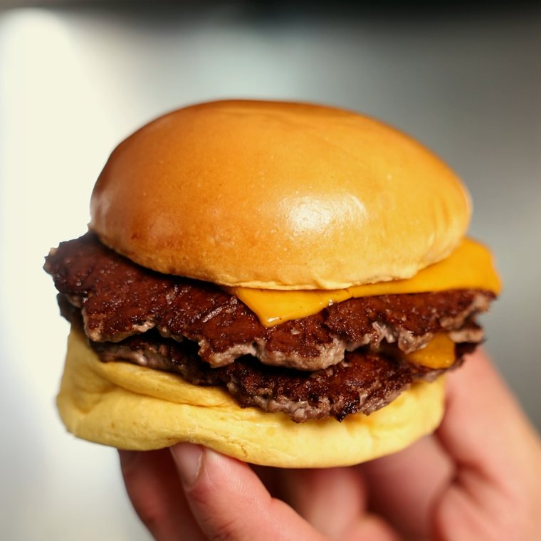 Smash burger con costra oscura y crujiente